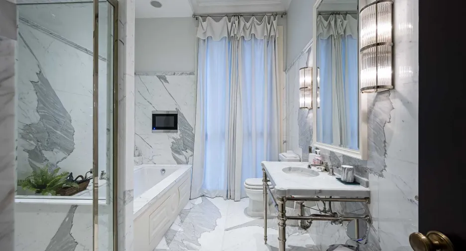 For rent 2 bedrooms condo in Pathum Wan, Bangkok