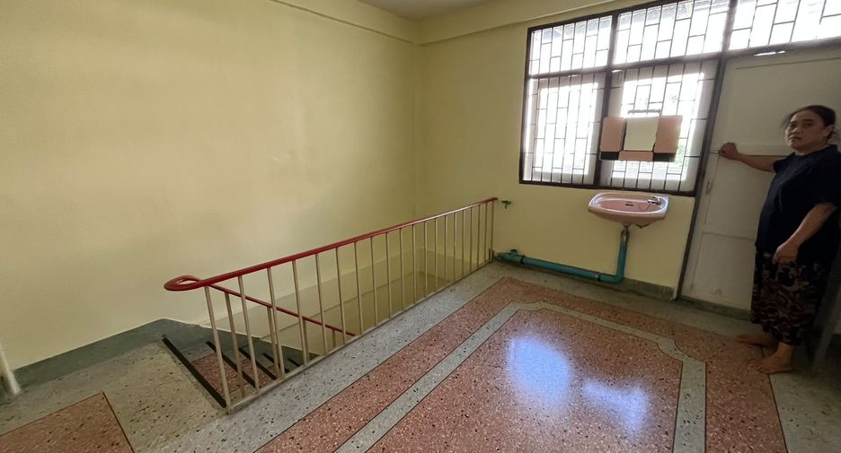 For rent 4 bedrooms house in Din Daeng, Bangkok