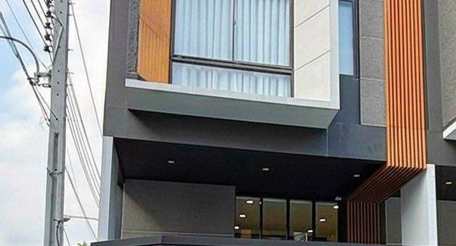 For rent 3 bedrooms townhouse in Suan Luang, Bangkok