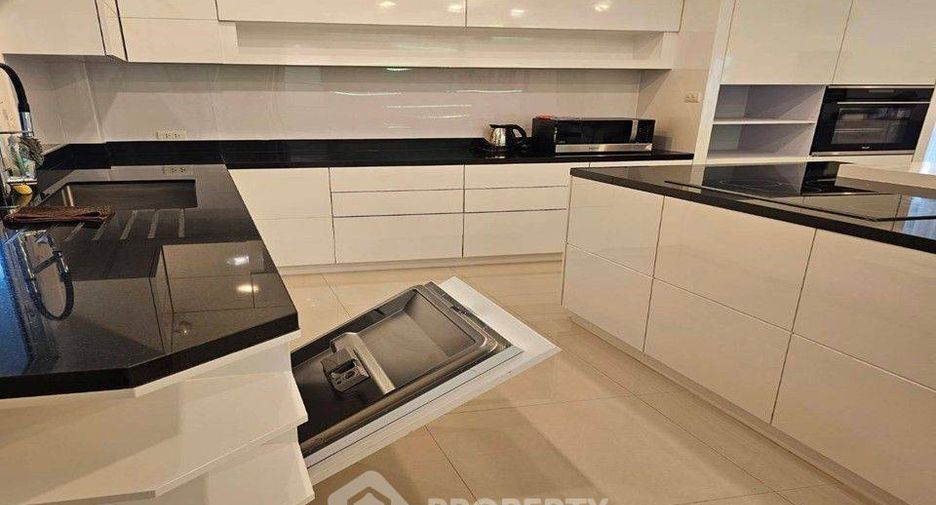 For rent 3 bedrooms villa in Huay Yai, Pattaya