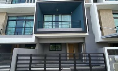 For rent 3 bedrooms townhouse in Saphan Sung, Bangkok