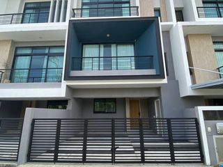 For rent 3 bedrooms townhouse in Saphan Sung, Bangkok