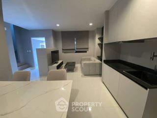 For rent 3 bedrooms townhouse in Saphan Sung, Bangkok