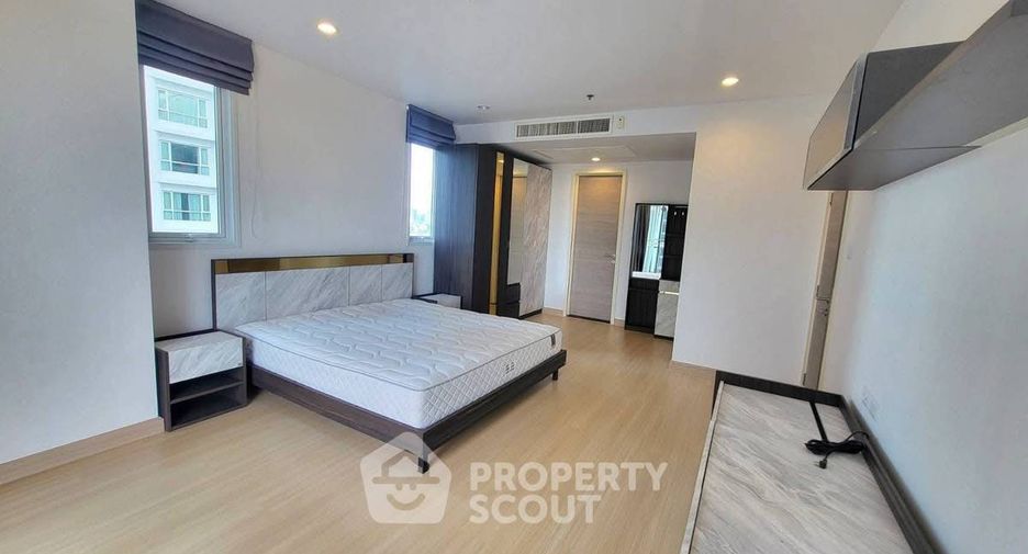 For rent 2 bedrooms condo in Yan Nawa, Bangkok