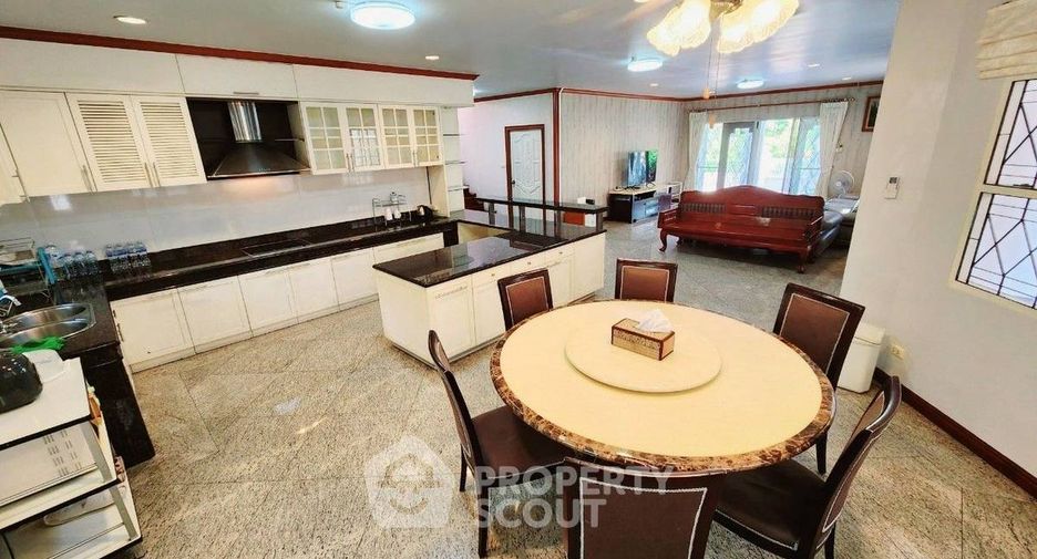 For rent 5 bedrooms house in Lat Phrao, Bangkok