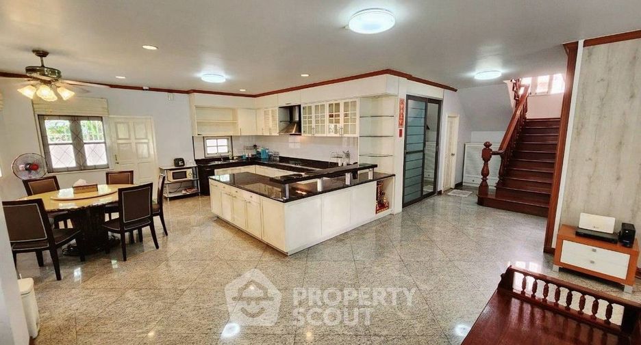 For rent 5 bedrooms house in Lat Phrao, Bangkok