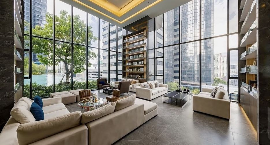 For rent 3 bedrooms condo in Huai Khwang, Bangkok