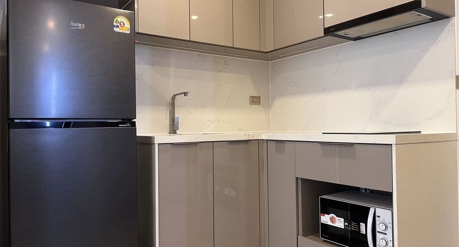 For rent 3 bedrooms condo in Huai Khwang, Bangkok