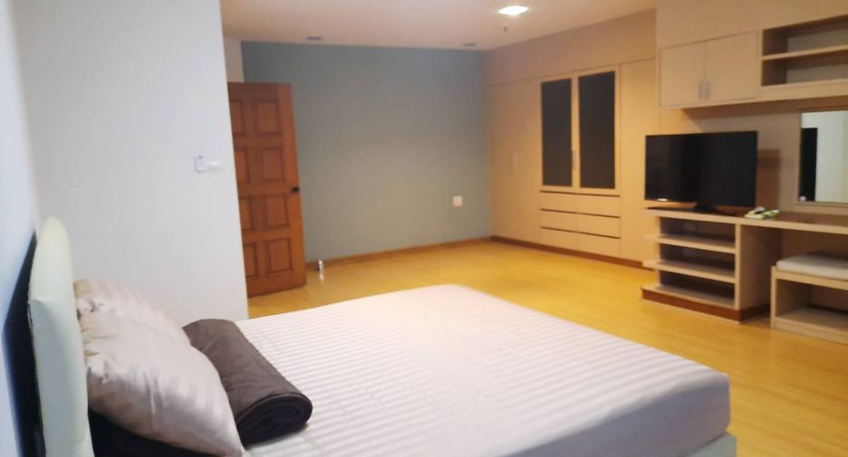 For rent 3 bedrooms condo in Watthana, Bangkok