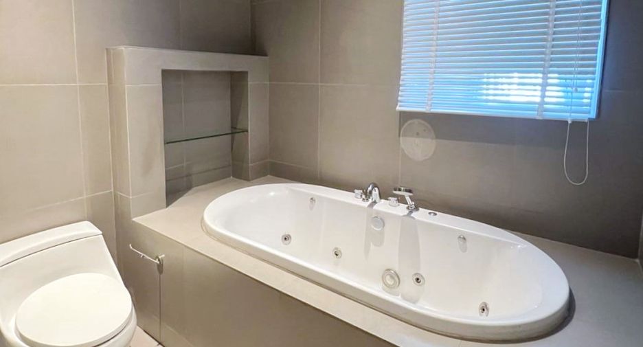 For rent 2 bedrooms condo in Pathum Wan, Bangkok
