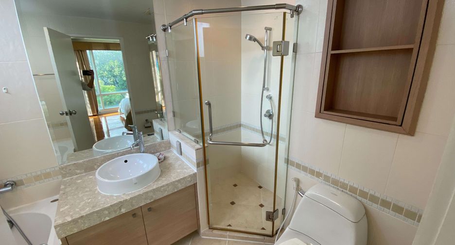 For rent 2 bedrooms condo in Khlong Toei, Bangkok