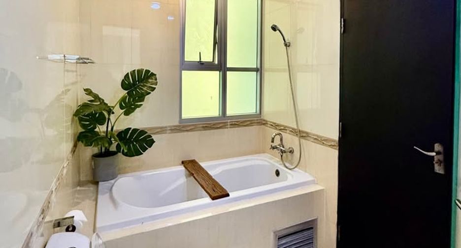 For rent 2 bedrooms condo in Pathum Wan, Bangkok