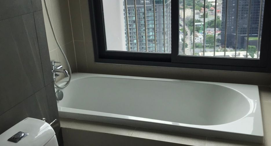 Condo en alquiler de 3 habitaciones en Khlong Toei, Bangkok