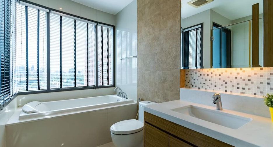 For rent 2 bedrooms condo in Khlong Toei, Bangkok