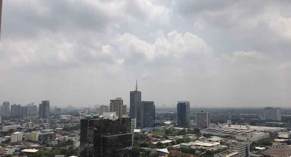 For rent 3 bedrooms condo in Khlong Toei, Bangkok