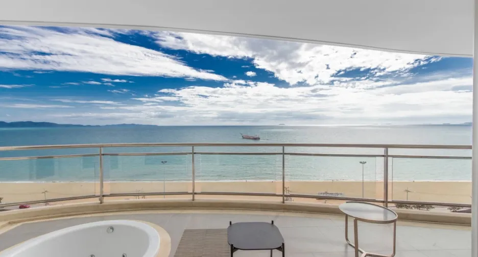 For sale 3 bedrooms condo in Jomtien, Pattaya