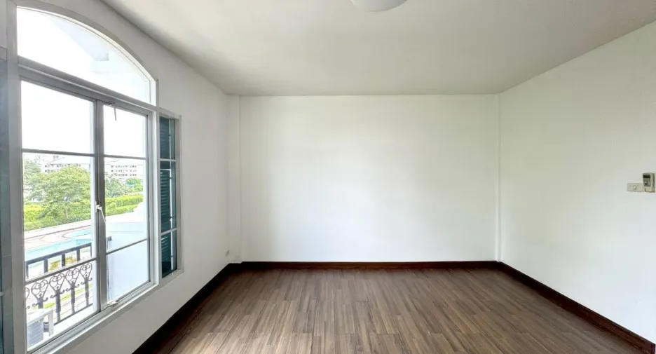 For rent 7 bedrooms townhouse in Pak Kret, Nonthaburi