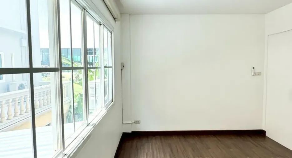 For rent 7 bedrooms townhouse in Pak Kret, Nonthaburi