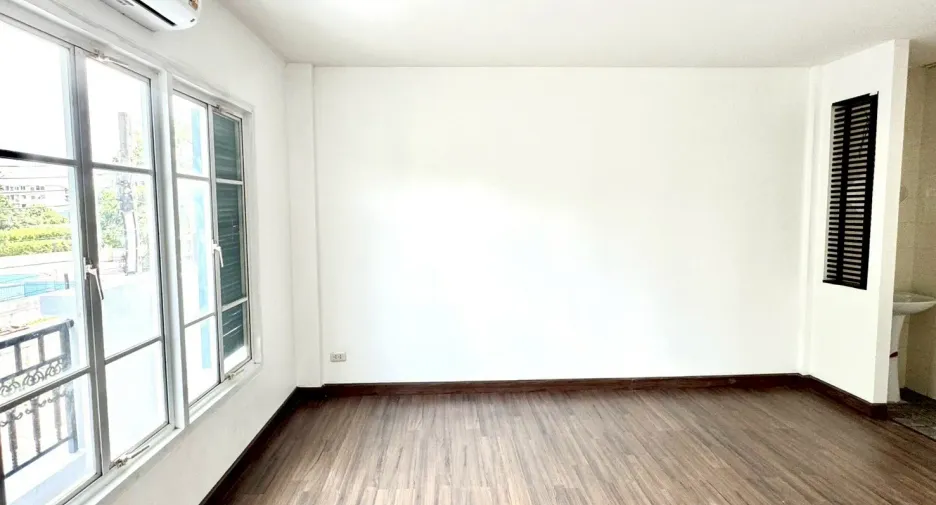 For rent 7 bedrooms townhouse in Pak Kret, Nonthaburi