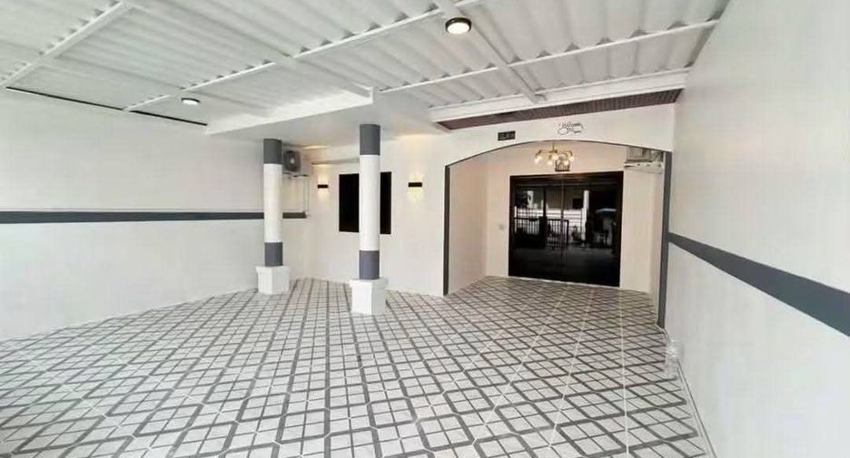 For sale 4 bedrooms townhouse in Bang Lamung, Chonburi