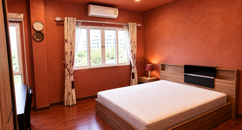 For rent 4 bedrooms townhouse in Phra Khanong, Bangkok