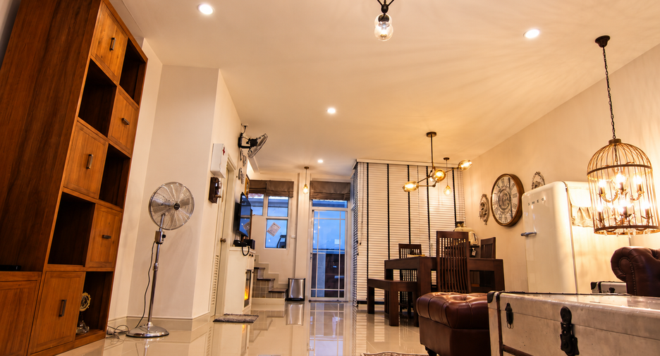 For rent 4 bedrooms townhouse in Phra Khanong, Bangkok