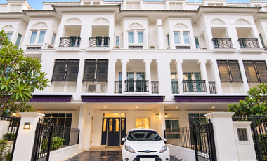 For rent 4 bedrooms townhouse in Phra Khanong, Bangkok