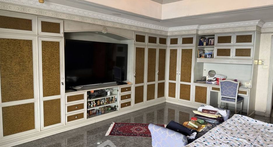For sale 3 bedrooms condo in Watthana, Bangkok