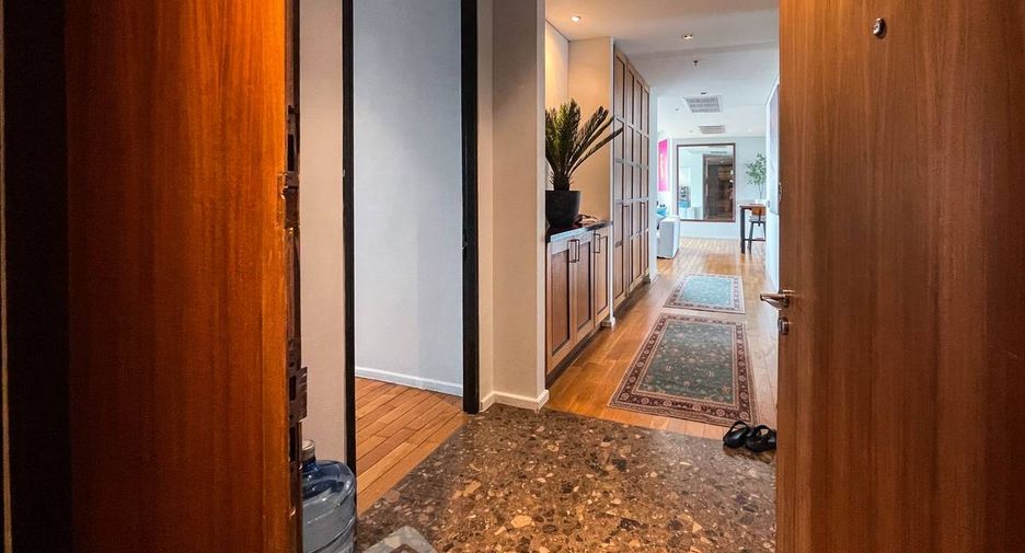 For sale 4 bedrooms condo in Khlong Toei, Bangkok