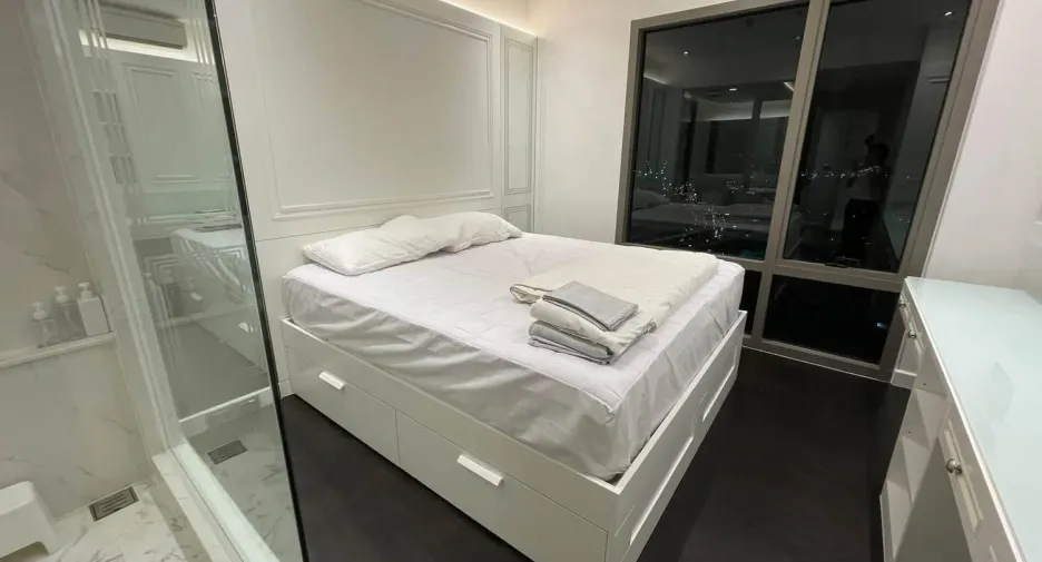 For rent 2 bedrooms condo in Yan Nawa, Bangkok