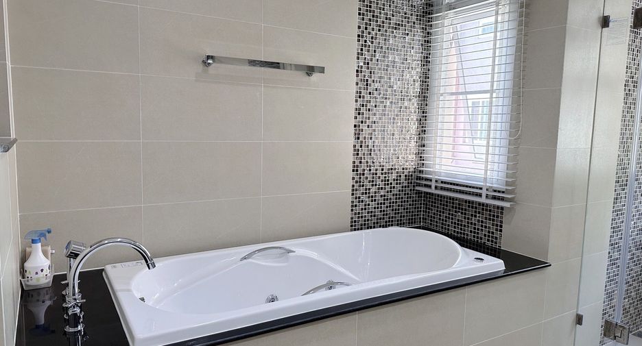 For sale 6 bedrooms house in Khan Na Yao, Bangkok