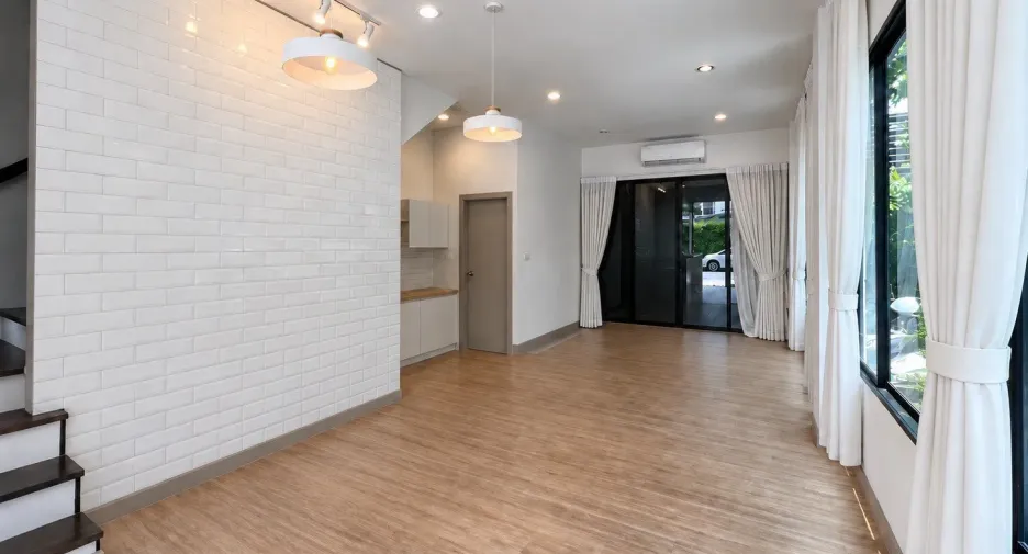 For rent 3 bedrooms townhouse in Bueng Kum, Bangkok