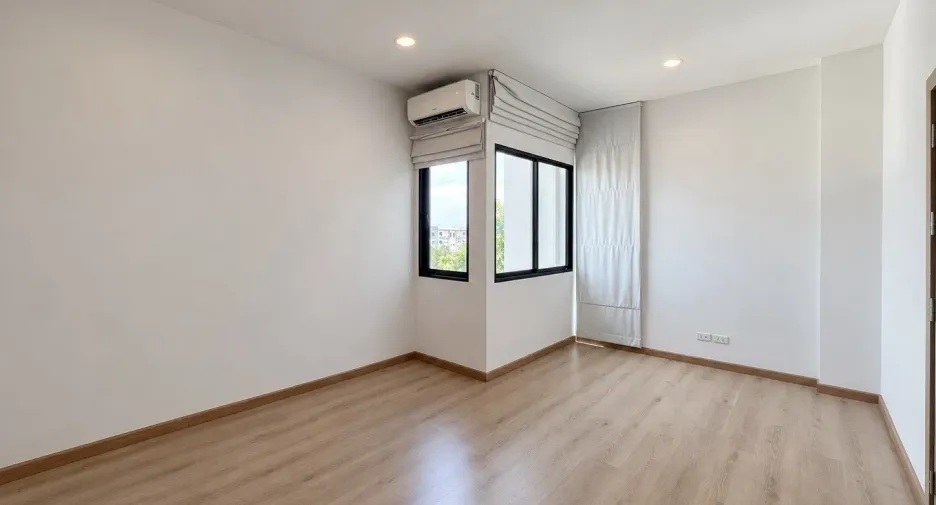 For rent 3 bedrooms townhouse in Bueng Kum, Bangkok