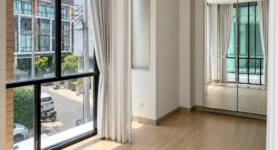 For rent 3 bedrooms townhouse in Bueng Kum, Bangkok