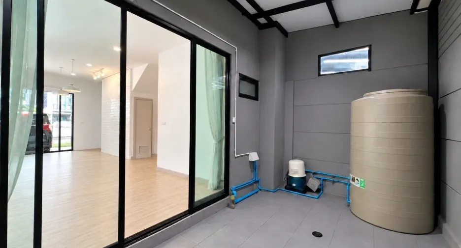 For rent 3 bedrooms townhouse in Bueng Kum, Bangkok