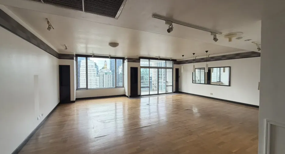 For sale 3 bedrooms condo in Pathum Wan, Bangkok