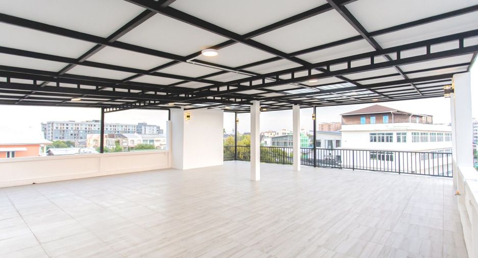 For sale 7 bedrooms townhouse in Huai Khwang, Bangkok