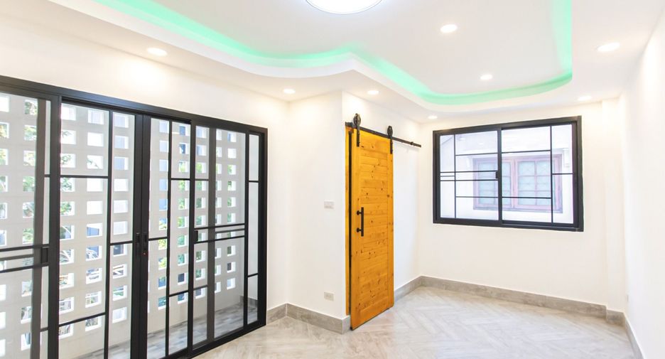 For sale 7 bedrooms townhouse in Huai Khwang, Bangkok