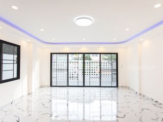 For sale 7 bedrooms townhouse in Huai Khwang, Bangkok