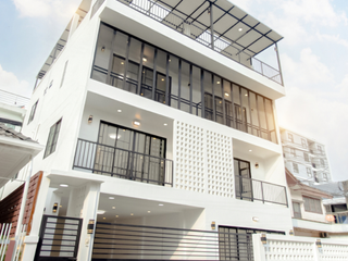 For sale 7 bedrooms townhouse in Huai Khwang, Bangkok
