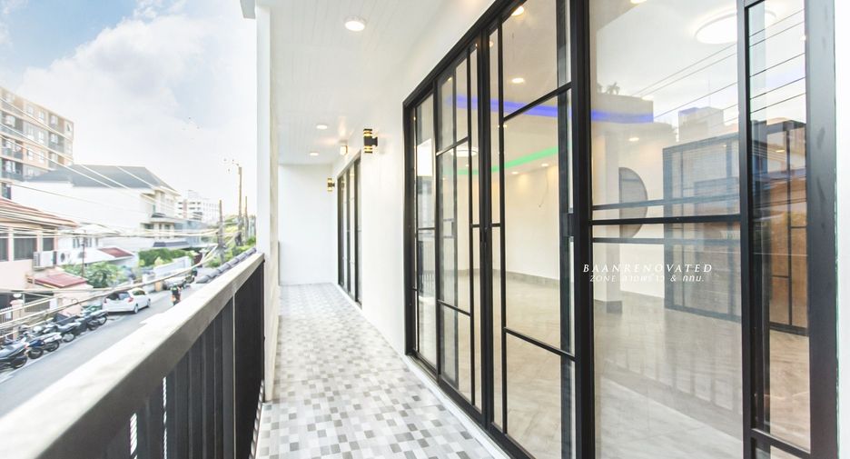 For sale 7 bedrooms townhouse in Huai Khwang, Bangkok
