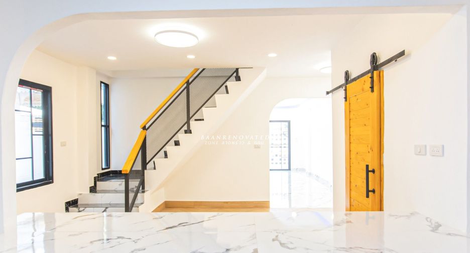For sale 7 bedrooms townhouse in Huai Khwang, Bangkok
