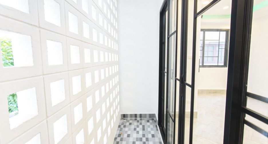 For sale 7 bedrooms townhouse in Huai Khwang, Bangkok