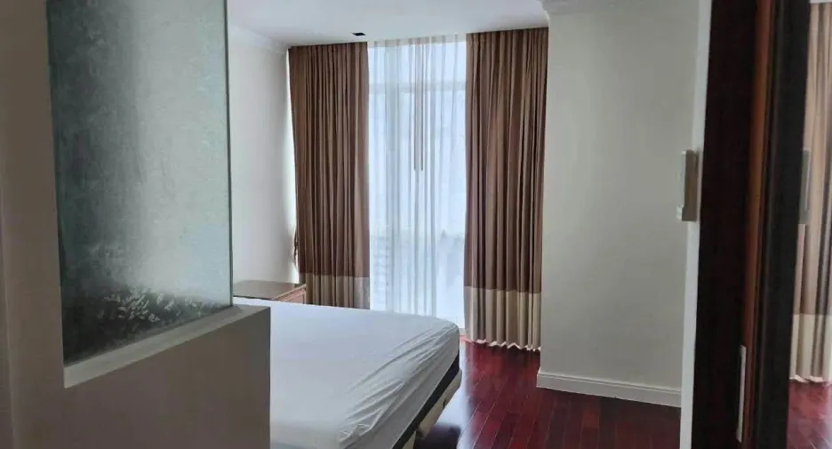 For rent 3 bedrooms condo in Pathum Wan, Bangkok