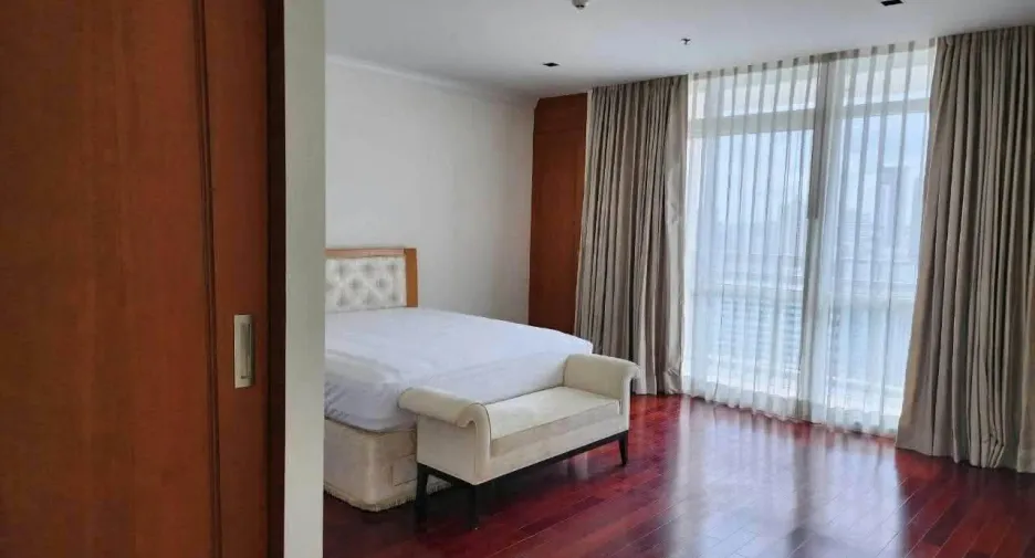 For rent 3 bedrooms condo in Pathum Wan, Bangkok