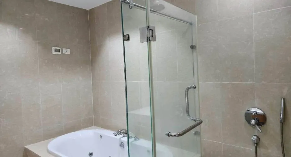 For rent 3 bedrooms condo in Pathum Wan, Bangkok
