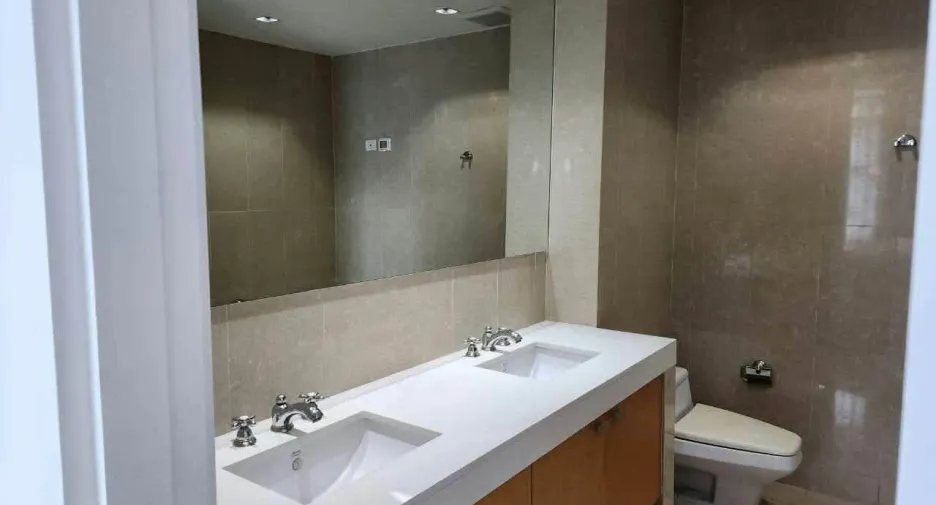 For rent 3 bedrooms condo in Pathum Wan, Bangkok