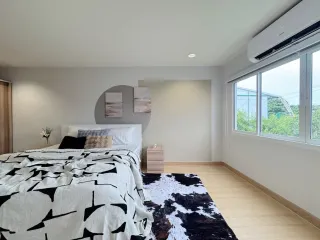 Casa en alquiler de 5 habitaciones en Huai Khwang, Bangkok