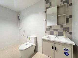 Casa en alquiler de 5 habitaciones en Huai Khwang, Bangkok