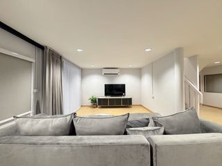 Casa en alquiler de 5 habitaciones en Huai Khwang, Bangkok